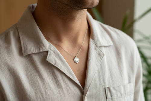Männliches Model mit silberner albanischer Adler-Kette
